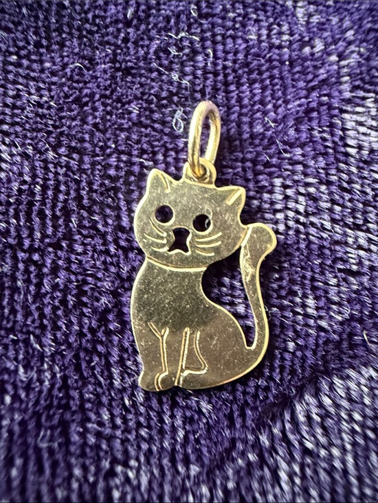 Jewelry - Solid 10K gold vintage minimalist sitting cat / kitten pendant